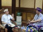 Wabup-Ketut-Suiasa-saat-menerima-Direktur-Teknik-PDAM-Tirta-Mangutama-Made-Suarsa.jpg