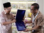 Wakil-Presiden-ke-10-dan-12-RI-Jusuf-Kalla-menerima-Cinderamata-dari-CEO-Tribun-Network-Dahlan-Dahi.jpg