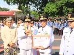 Walikota-Denpasar-I-Gusti-Ngurah-Jaya-Negara-saat-menerima-penghargaan1.jpg