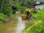 Warga-di-Desa-Lembongan-swadaya-mengatasi-genangan-banjir-di-wilayah-mereka.jpg