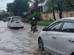 Warga-di-Perumahan-Purnawirawan-12-Padangsambian-membersihkan-siswa-banjir.jpg