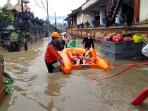 BANJIR & Longsor Terjang Klungkung, 20 KK Terisolir, Evakuasi Bayi hingga Lansia dengan Perahu Karet