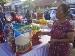 Warga-membeli-beras-dengan-harga-lebih-terjangkau-saat-Program-Pasar-Murah.jpg