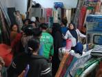 Pedagang Obral Dagangan, Habiskan Stok Akibat Terkena Banjir Bali: Takut Tidak Laku