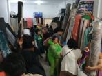 Warga-menyerbu-toko-karpet-di-kawasan-Jalan-Gajah-Mada.jpg