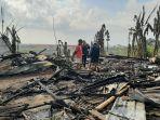 Warga-meratapi-puing-puing-bangunan-yang-terbakar-di-Lingkungan-Dukuh-Desa-Tangkas-2.jpg