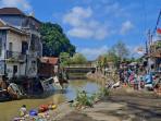 Warga-yang-tinggal-di-sekitar-bantaran-sungai-Tukad-Badung.jpg