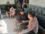 Wayan-Budiarta-bersama-petugas-kepolisian.jpg