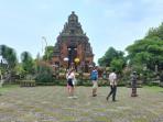 Wisatawan-mengunjungi-objek-Pemedal-Agung.jpg