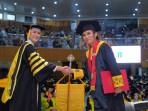 Wisuda-Periode-IV-Tahun-2025-Rektor-Intiyas-Lepas-1238-Creative-Minority.jpg