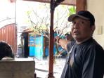 Yuda-warga-Jl-Siulan-Tengah-membersihkan-mobil-miliknya.jpg
