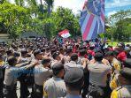 aksi-demo-fans-saat-kongres-pssi-di-bali.jpg