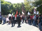 aksi-demo-pekerja-se-bali-di-depan-kantor-gubernur-bali.jpg