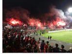 aksi-pembakaran-flare-di-tribun-hentikan-laga-bali-united-vs-persija-rantis-bergerak-di-stadion.jpg