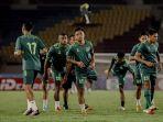 ara-pemain-pss-sleman-melakukan-pemanasan-jelang-pertandingan-di-piala-presiden-2022.jpg