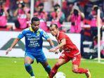 ardi-idrus-persib-bandung-berebut-bola-dengan-riko-simanjuntak-persija-jakarta.jpg