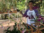 ari-saat-menujukkan-hasil-anggrek-yang-dirawat-di-kebun-miliknya-di-desa-baluk-jembrana.jpg
