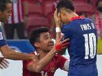 asnawi-mangkualam-menghampiri-faris-ramli-yang-gagal-menyarangkan-gol.jpg