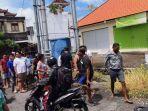 beberapa-warga-saat-melihat-orok-yang-ditemukan-di-parit.jpg