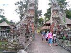beberapa-wisatawan-domestik-saat-mengunjungi-objek-wisata-taman-ayun-mengwi-badung.jpg