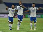 beckham-putra-dan-david-da-silva-merayakan-gol-persib-bandung-ke-gawang-persipura-jayapura.jpg