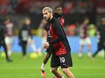 bek-kiri-ac-milan-theo-hernandez-tengah-melakukan-pemanasan.jpg