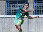 bek-kiri-persib-bandung-zalnando-tampak-berlatih-serius-melakukan-sepakan-jarak-jauh.jpg