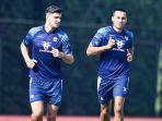 bek-nick-kuipers-kiri-dan-penyerang-ezra-walian-dalam-sesi-latihan-persib-baru-baru-ini.jpg