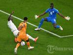 bek-timnas-senegal-kalidou-koulibaly-berebut-bola-dengan-penyerang-timnas-belanda-cody-gakpo.jpg