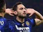 bench-ac-milan-memanas-saat-hakan-calhanoglu-lakukan-selebrasi-provokatif-ini-florenzi-marah.jpg