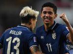 bordin-phala-kanan-dari-timnas-thailand-melakukan-selebrasi-bersama-rekan.jpg