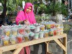 bu-riska-yang-menjual-berbagai-jenis-minuman-takjil-serba-rp-5-ribu-1.jpg