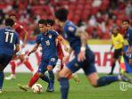 chanathip-songkrasin-dari-timnas-thailand-kedua-dari-kiri-menguasai-bola-saat-pertandingan-leg.jpg