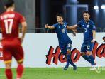 chanathip-songkrasin-tengah-dari-timnas-thailand-melakukan-selebrasi-bersama-rekan-setimnya.jpg