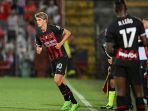 charles-de-ketelaere-menjalani-debutnya-bersama-ac-milan-di-laga-pramusim-vicenza-vs-milan.jpg