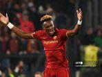 dalam-file-foto-ini-diambil-pada-05-mei-2022-pemain-depan-roma-inggris-tammy-abraham.jpg