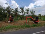 dua-unit-eskavator-sudah-mulai-bekerja-mengeruk-lahan.jpg