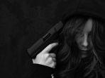 foto-ilustrasi-wanita-yang-akan-bunuh-diri-dengan-pistol.jpg
