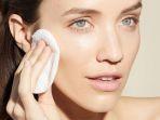 foto-ilustrasi-wanita-yang-sedang-merawat-wajahnya-di-pagi-hari.jpg