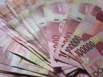 foto_ilustrasi_uang_seratus-ribu_BLT_KUR_dana-KUR_bansos_dwis.jpg