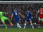 gelandang-arsenal-asal-norwegia-martin-odegaard-kanan-menyaksikan-bola-masuk-ke-gawang-chelsea.jpg