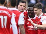 gelandang-arsenal-inggris-bukayo-saka-2r-merayakan-dengan-rekan-setimnya.jpg