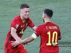 gelandang-belgia-thorgan-hazard-kiri-merayakan-dengan-pemain-depan-belgia-eden-hazard.jpg