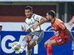 gelandang-bertahan-rachmat-irianto-memberikan-umpan-di-laga-persib-vs-bali-united.jpg