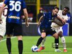 gelandang-inter-milan-asal-turki-hakan-calhanoglu-kedua-dari-kanan-berebut-bola.jpg