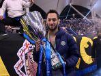 gelandang-inter-milan-hakan-calhanoglu-memegang-tropi-super-coppa-italia.jpg