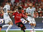 gelandang-manchester-united-asal-brasil-fred-tengah-menendang-bola-duel-liverpool.jpg
