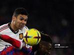 gelandang-manchester-united-casemiro-menyundul-bola-melewati-gelandang-crystal-palace-eberechi-eze.jpg