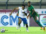 gelandang-persib-bandung-ricky-kambuaya-kiri-berusaha-mengejar-bola.jpg