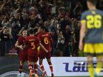 gelandang-roma-italia-setelah-mencetak-gol-pertama-tim.jpg
